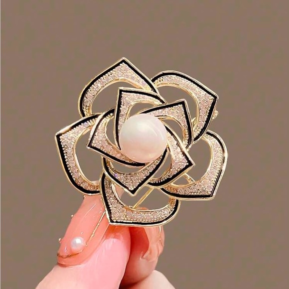 Elegant Gold and Cream Flower Brooch - Picture 2 of 5